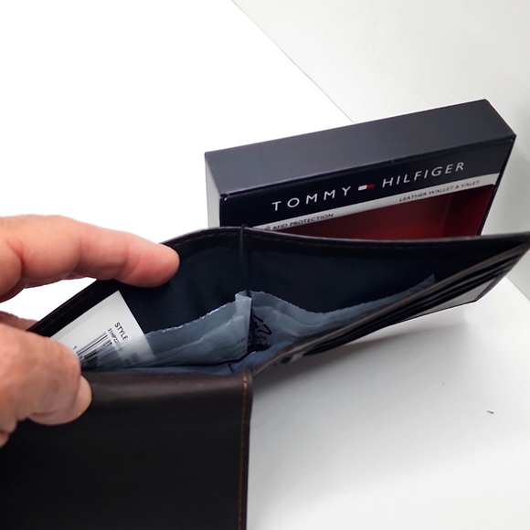⭐️TOMMY HILFIGER 💯 MENS WALLET DARK BROWN - Picture 6 of 11